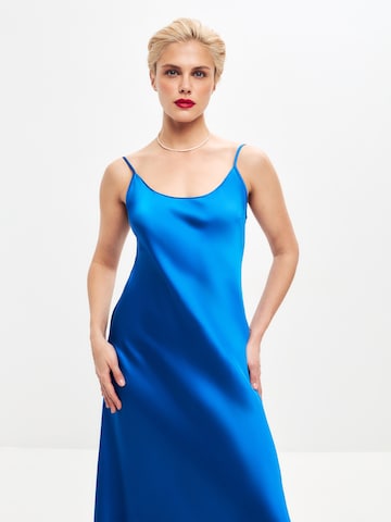 Serena Silueta Klänning 'Midi satin slip dress 'Majestic'' i blå: framsida