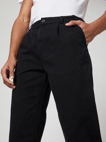 Kosta Williams x About You Regular Pleat-Front Pants in Black