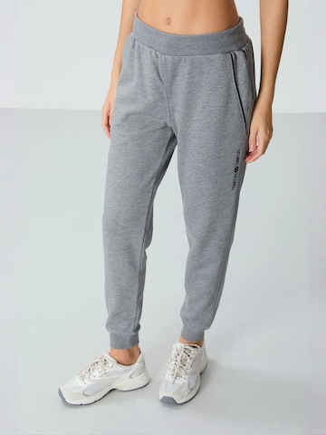 Effilé Pantalon de sport Tommy Life en gris