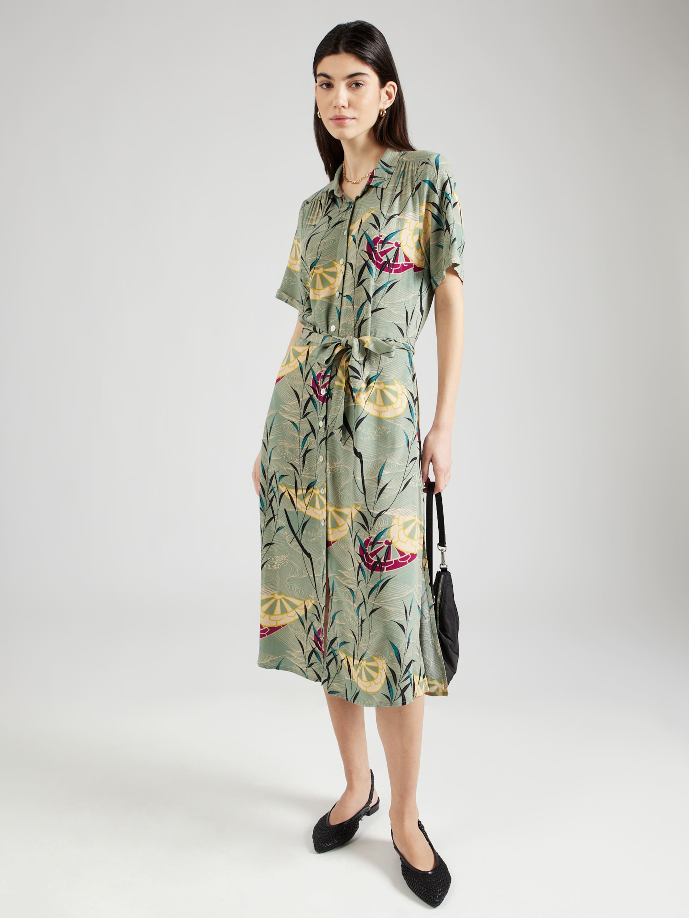 Robe chemise Olive King Louie en Vert ABOUT YOU
