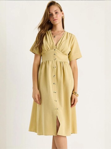 Bianco Lucci - Vestidos camiseiros em amarelo: frente