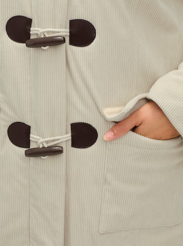 SHEEGO Välikausitakki värissä beige