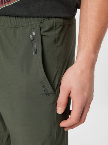 Regular Pantaloni de la HOLLISTER pe verde