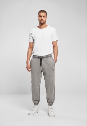 Karl Kani - Tapered Pantalón en gris