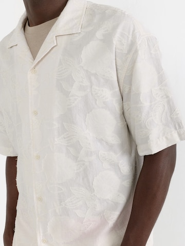 Coupe regular Chemise Pull&Bear en blanc