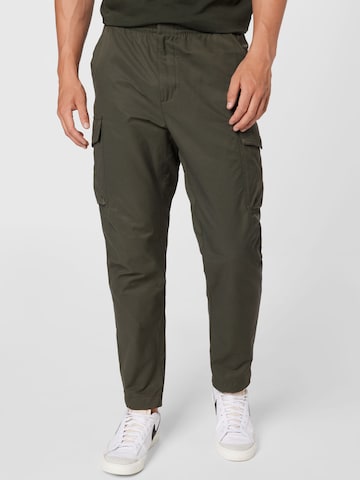 Nike Sportswear Cargo Pants in Green: front