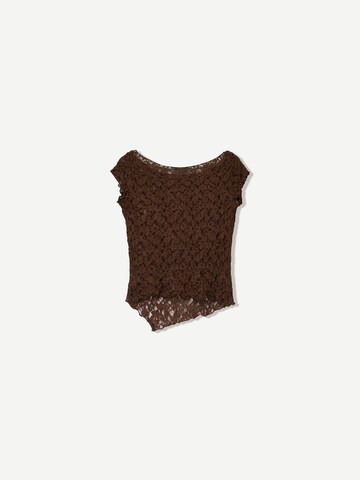 Tricou de la Bershka pe maro