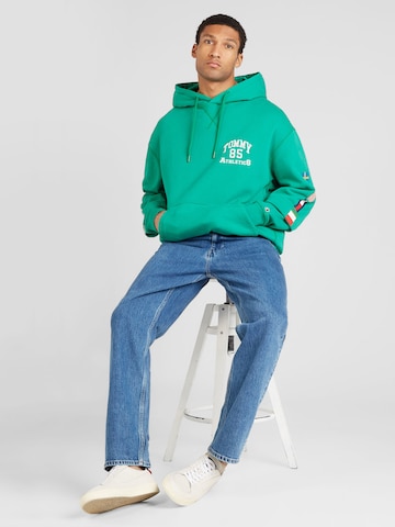 Tommy Jeans Sweatshirt 'ARCHIVE GAMES' i grøn