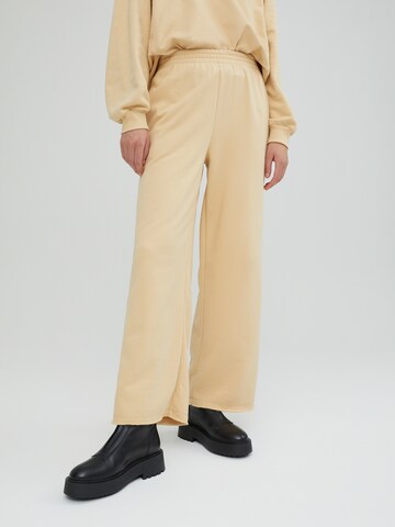 EDITED Wide leg Broek 'Sylvia' in Beige: voorkant