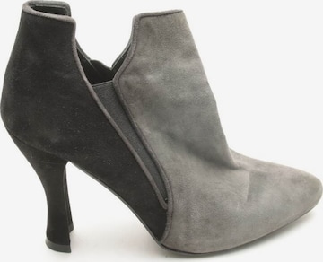 Stuart Weitzman Dress Boots in 37 in Grey: front