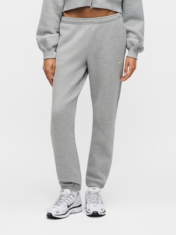 Nike Sportswear Zwężany krój Spodnie w kolorze szary: przód