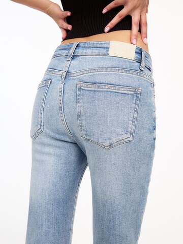 Pull&Bear Bootcut Jeans in Blau
