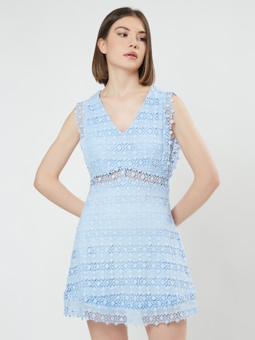 Influencer Dress in Blue: front