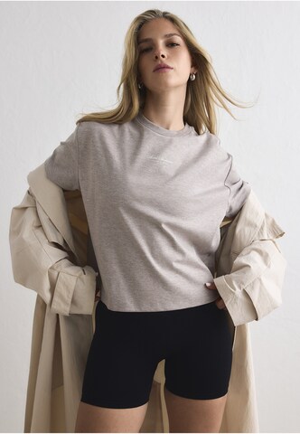 Maglietta 'Script' di Aim'n in marrone