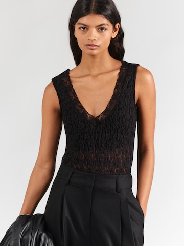 juoda ABOUT YOU Marškinėliai-glaustinukė 'Ilse': priekis