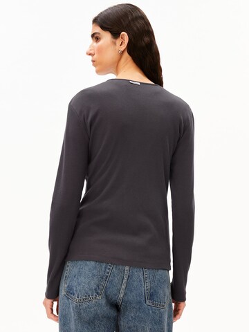 ARMEDANGELS Longsleeve RIB BUTTON in Grau: Vorderseite