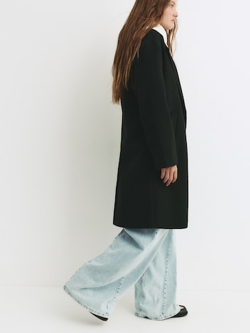 Pull&Bear Mantel in Schwarz