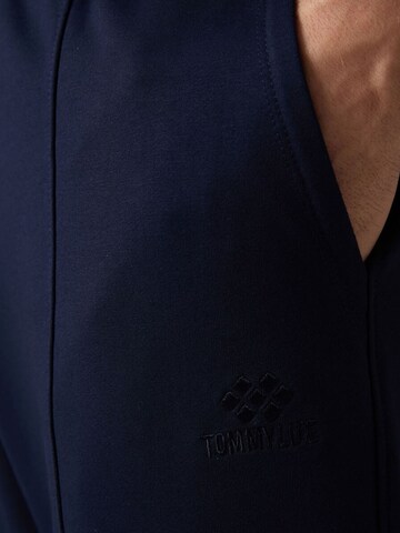 Tommy Life Zwężany krój Spodnie sportowe 'Jogginghose' w kolorze niebieski