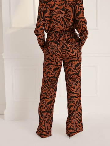regular Pantaloni di Guido Maria Kretschmer Women in marrone