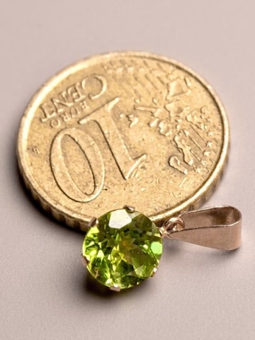 VANGUERATI Pendant '1.44 carat Olivine Pendant | 9kt yellow gold' in Green