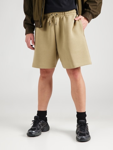 Nike Sportswear Loosefit Shorts 'TCH FLC' in Grün: Vorderseite