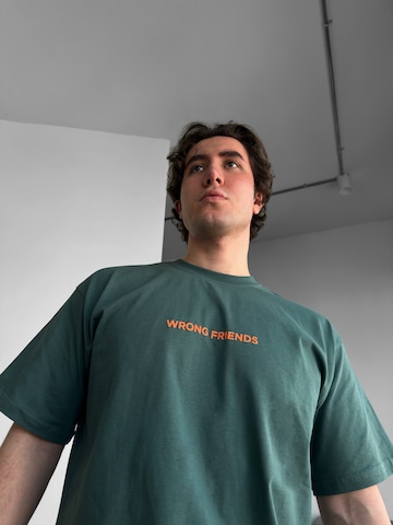 Kleidermafia Shirt 'Oversize Wrong Friends T-shirt - Khaki' in Groen: voorkant