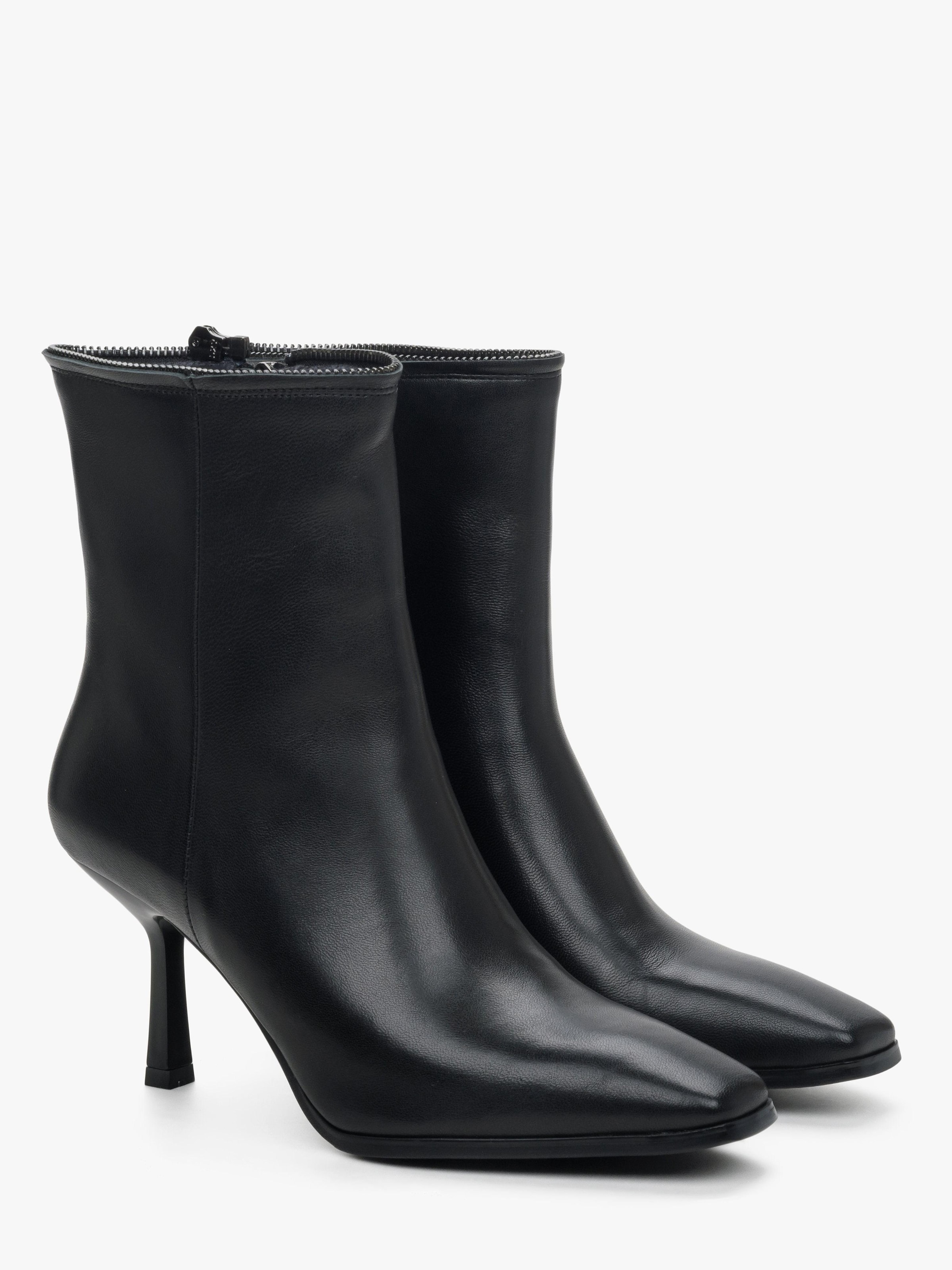 Boots '2332-6' di Estro in nero