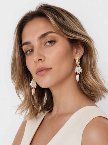 Orecchini 'Samira baroque pearl drop earrings' di RteRme in oro: frontale