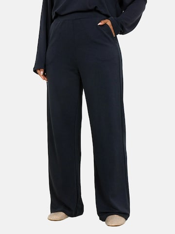 Soyaconcept Regular Pants in Black: front