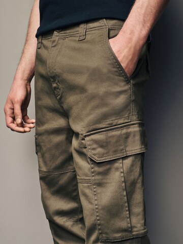 Tapered Pantaloni cargo di Next in marrone
