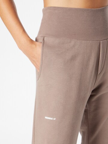 NEBBIATapered Sportske hlače 'Feeling Good' - smeđa boja