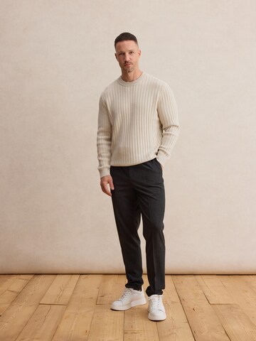 DAN FOX APPAREL Свитер 'Flynn' в Белый