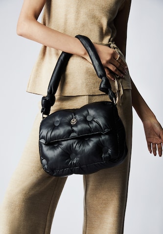 Victoria Hyde Handbag 'Samantha' in Black: front