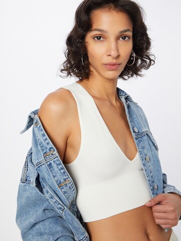 BDG Urban Outfitters Топ 'Josie' в бяло