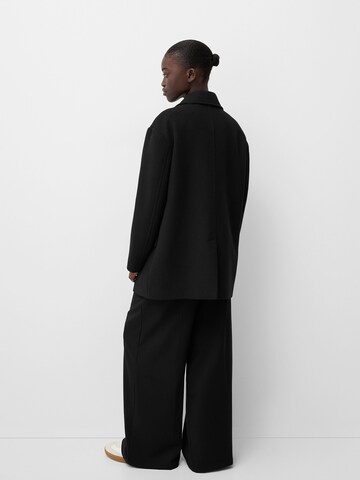 Bershka Přechodný kabát – černá