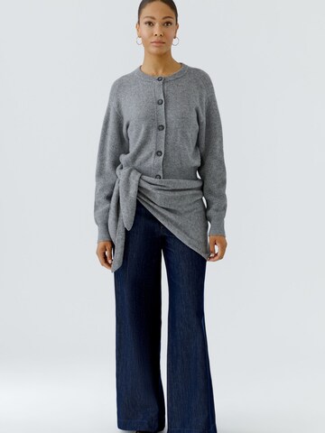 OUI Scarf in Grey: front