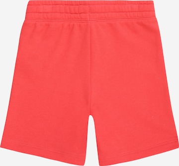 Regular Pantaloni de la GAP pe roșu