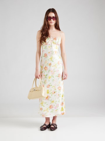 Rochie de vară de la Gina Tricot pe bej