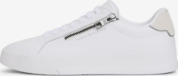 TOMMY HILFIGER Matalavartiset tennarit 'COURT' värissä valkoinen: etupuoli