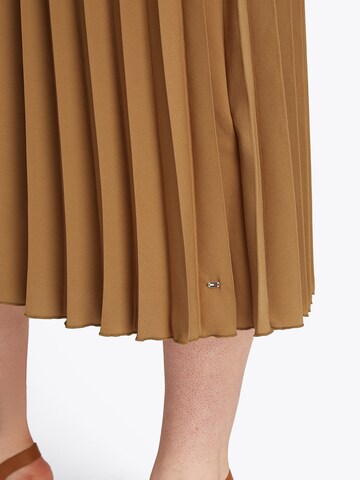 Rochie de la Tommy Hilfiger Curve pe maro