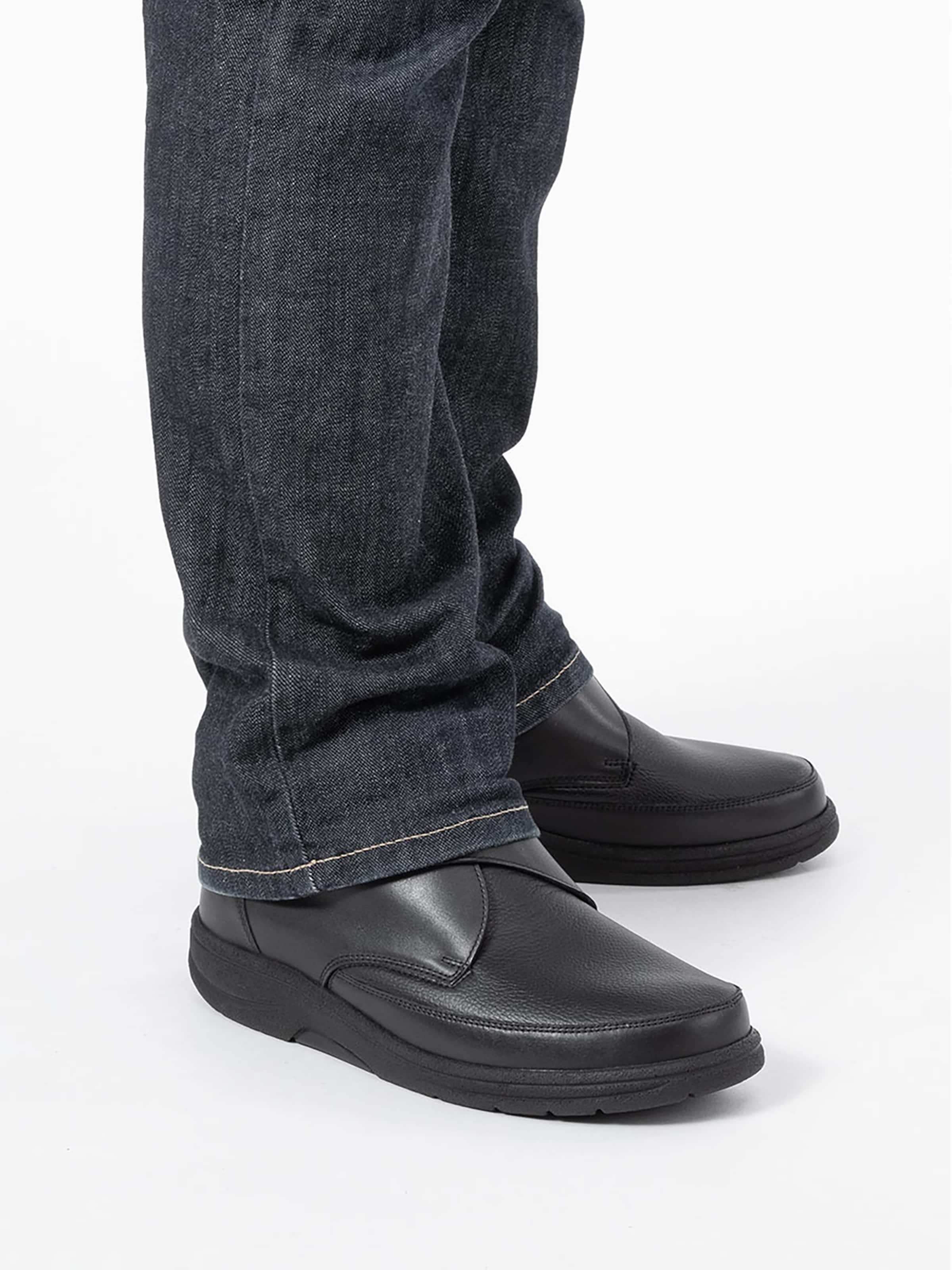 VITAFORM Boot in Black: front