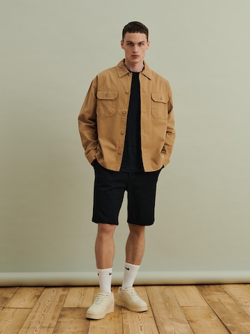 DAN FOX APPAREL Tussenjas 'Eduard' in Bruin: voorkant