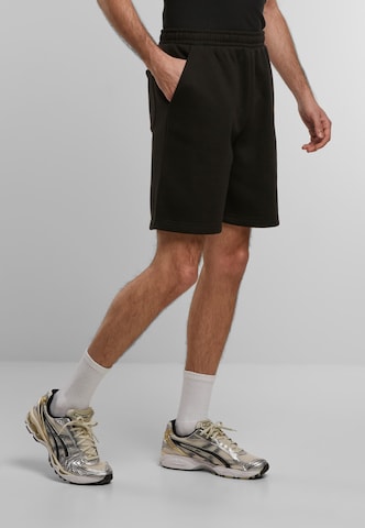 Urban Classics Regular Shorts in Schwarz