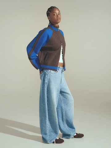Bershka Barrel Jeans in Blau