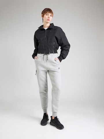 Tapered Pantaloni di Nike Sportswear in grigio