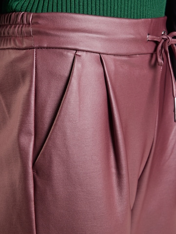 VERO MODA Voľný strih Plisované nohavice 'VMEVA' - Červená