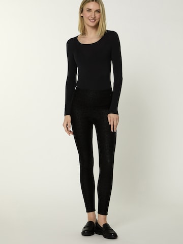 Nur Die Skinny Vegane Leggings in Leder-Optik ' NUR DIE x KILIAN KERNER ' in Schwarz: Vorderseite
