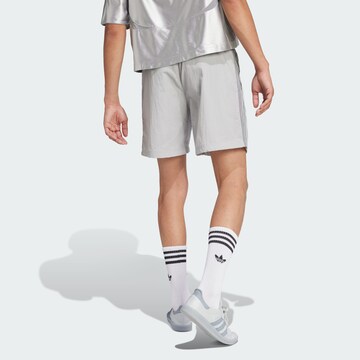 ADIDAS ORIGINALS Loosefit Shorts 'Adicolor 2000s' in Grau