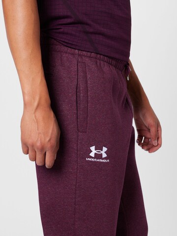 UNDER ARMOUR Tapered Urheiluhousut 'Essential' värissä punainen