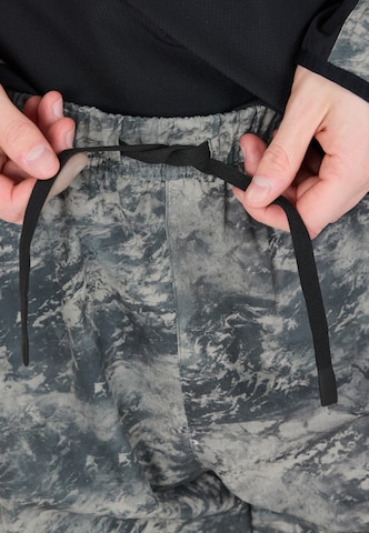 Virtus Tapered Shorts 'Deaglan' in Grün